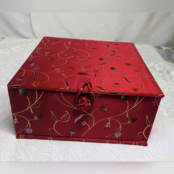 Photo Album & Memento Box, Red Floral Faux Silk Jacquard, 100 4"X6" Photos, NWOT - Picture 2 of 6